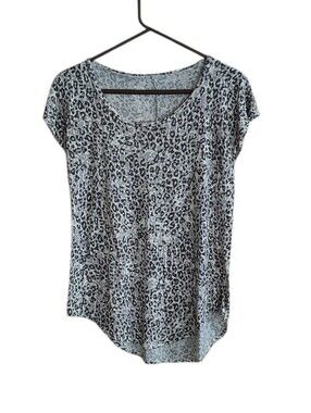 24/7 by Maurices Scoop Neck Leopard Print Tee - Gray/Black Size S